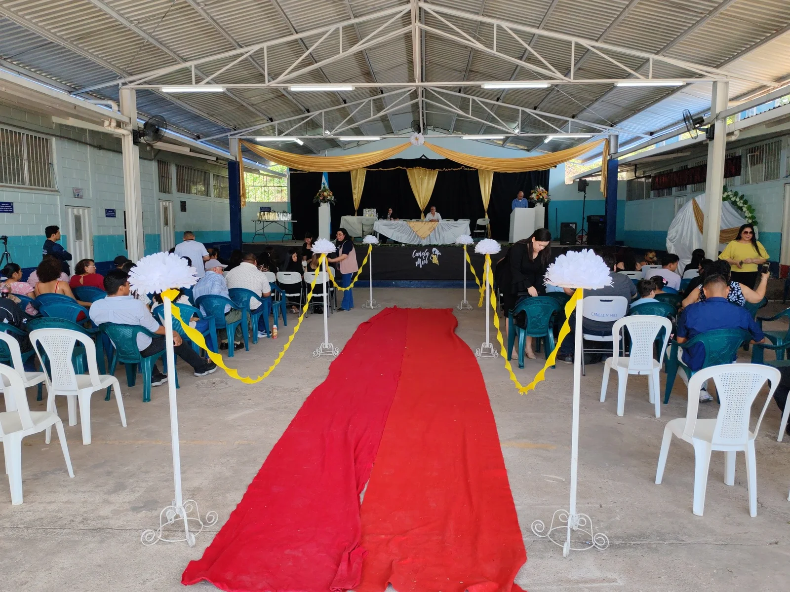 Academia de Belleza Canela y Miel celebra su primera graduación en el Marañón