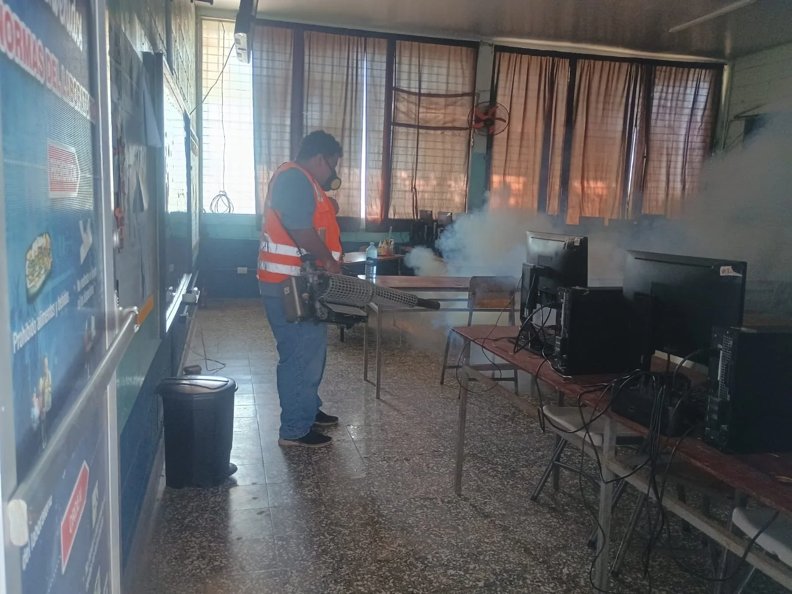 CODEM fumiga el Instituto Unidad y Cambio para prevenir el dengue